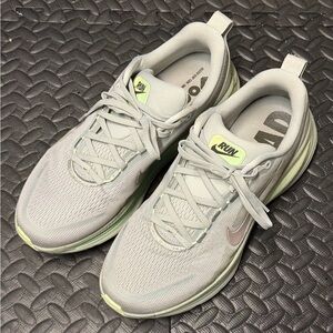 Nike Zoom Vomero 18 sz 10